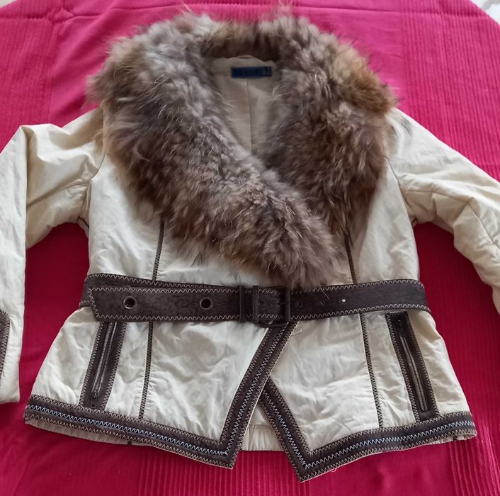 Casaco cintado com gola pêlo