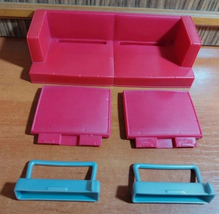 Czerwona kanapa / łóżko lalki Barbie / Mattel