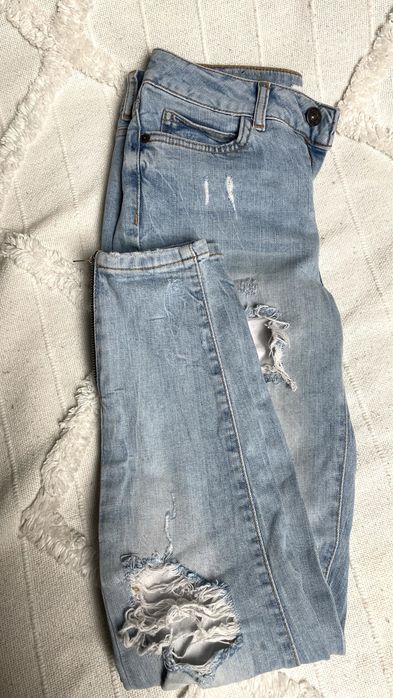 Spodnie jeansowe z dziurami suwak na nogawkach Vero Moda 32