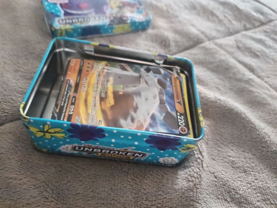 VeLote de 55 Cartas Pokémon + Caixa Metálica Pokémon (Partida)