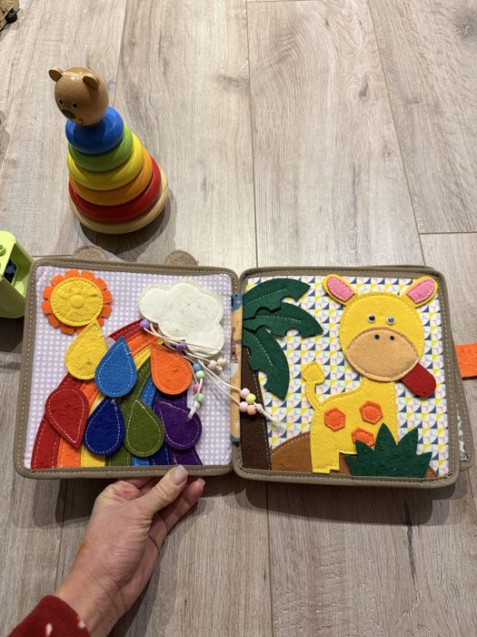 Розвиваюча книжка з фетру бізібук тактильна