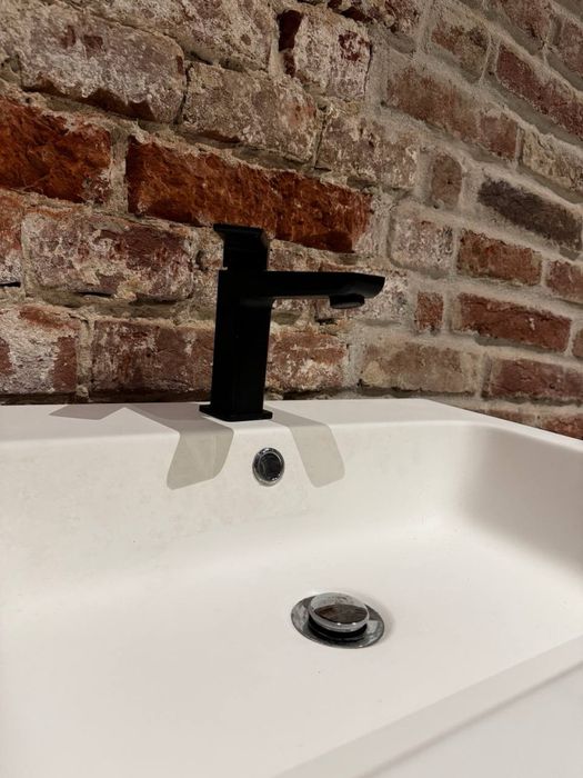 Умивальник з краном