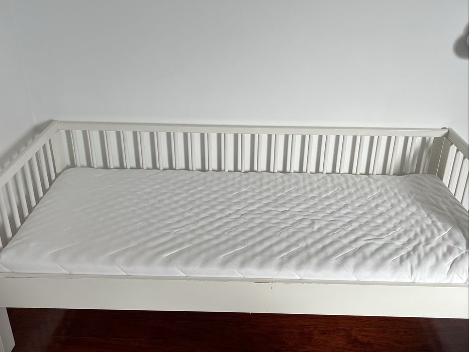 Cama de criança ikea branca com colchão