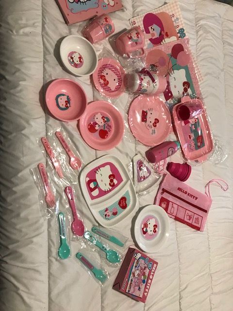 At the Table with Hello Kitty – Service.64738615297795123