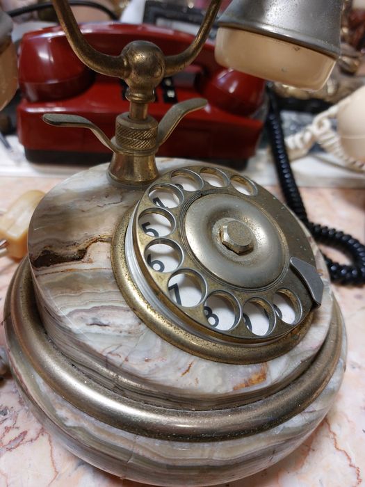 Telefone antigo em latão e ónix 

A base e o suporte do ausculta