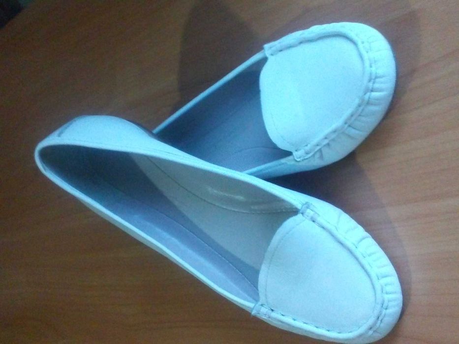 Продам   белые туфли/мокасины/лоферы Clarks