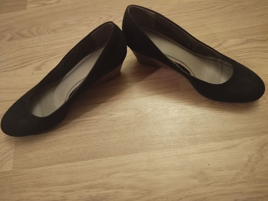 Czarne koturny zamszowe