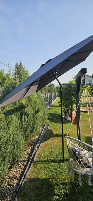 Duży parasol ogrodowy