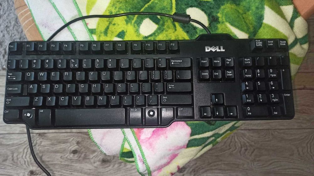 Komputer Dell Precision T1650, duży monitor, klawiatura, głośniki