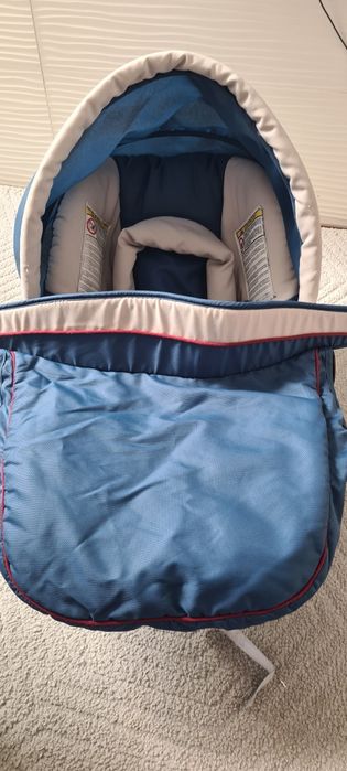 Carrinho de passeio com alcofa e ovo