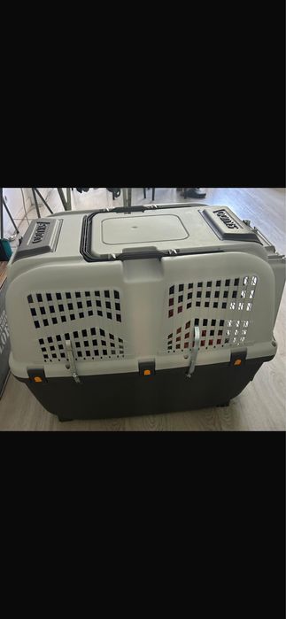 Caixa transportadora de cães de porte médio