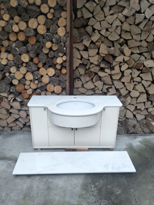 Wisząca szafka z umywalką i dodatkowym blatem