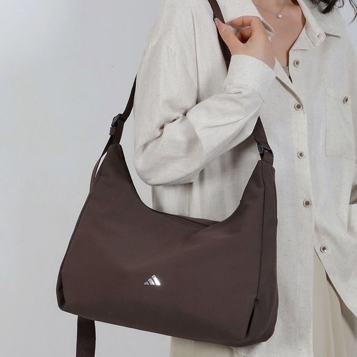 Сумка в стилі Adidas WOMEN SOFT LUX CROSSBODY BAG  коричнева жіноча шопер сумка адідас