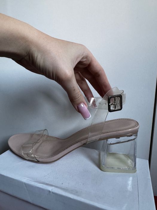 Buty szpilki na platformie przezroczystej