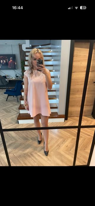 Śliczna sukienka z kokardą