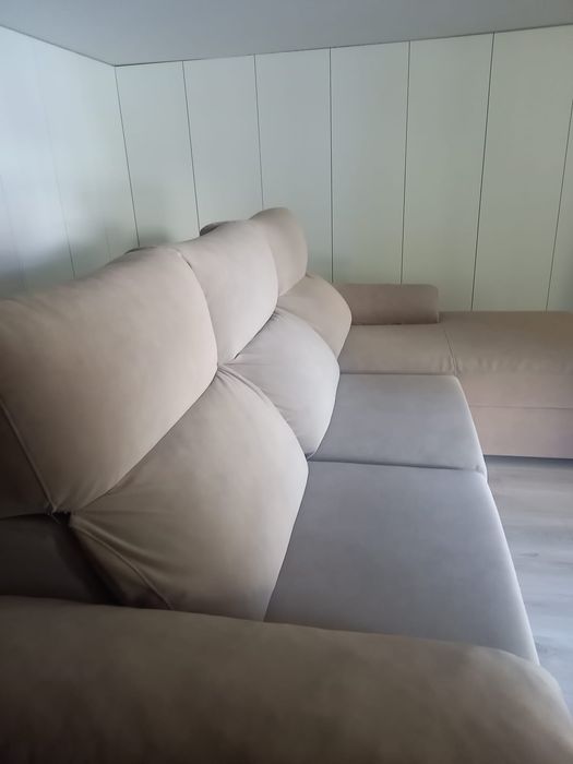 Sofá com pouco uso. Beje.