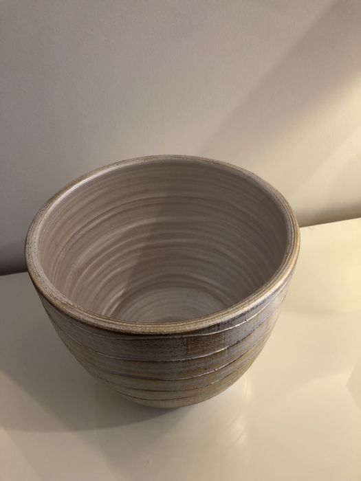 Pote em tons dourados, novo.