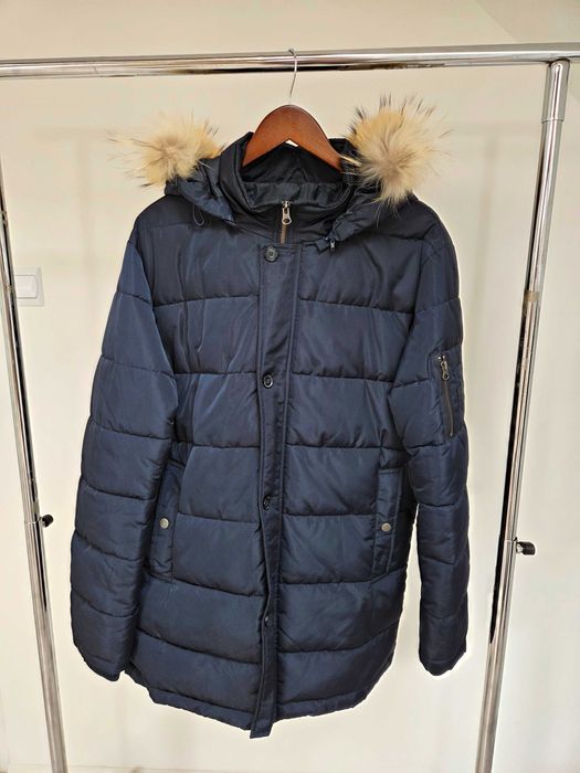 Granatowa kurtka zimowa z kapturem i futerkiem Vistula