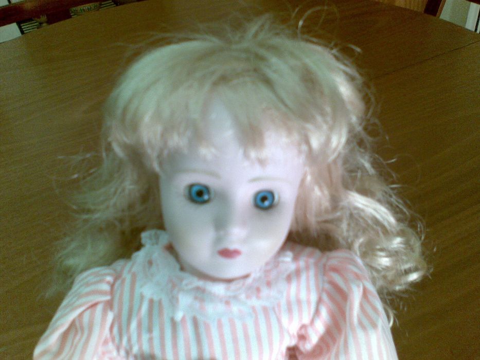 Boneca de Porcelana Antiga com Suporte