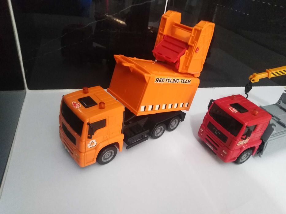 Conjunto de 2 camiões de brincar fazem parte da série Heavy City Truck