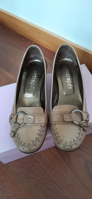 Sapatos beje em pele  Entrepés, tam.36