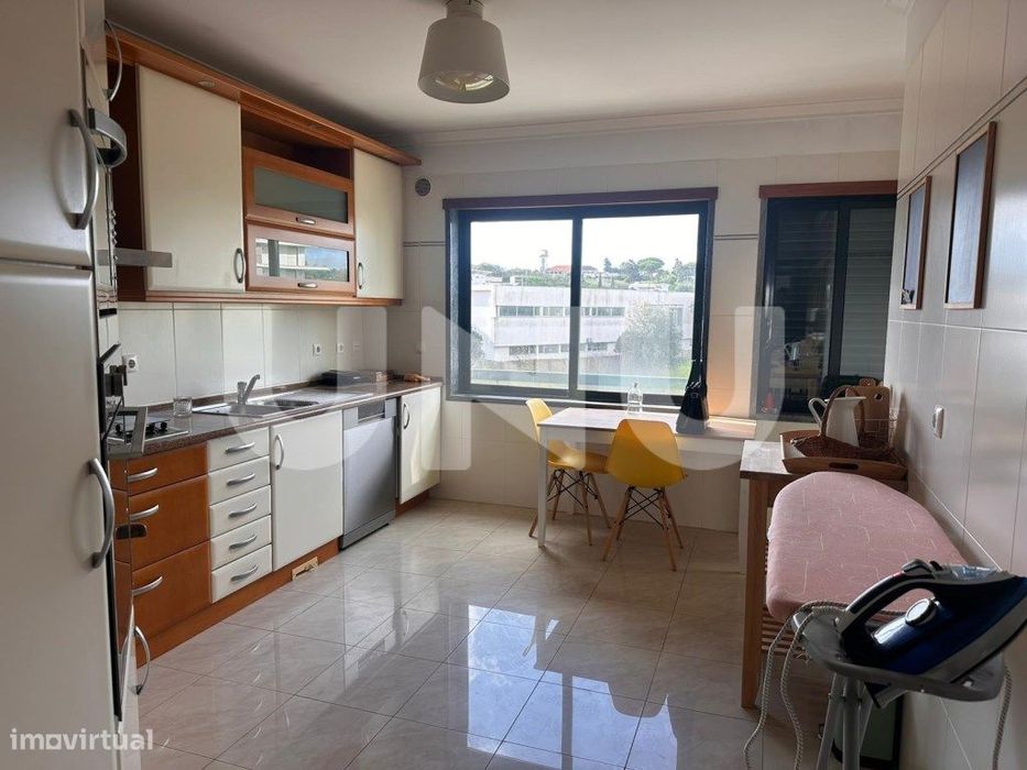 Luminoso T2 com Varanda e Box na Quinta da Nora, Miraflores, para A...