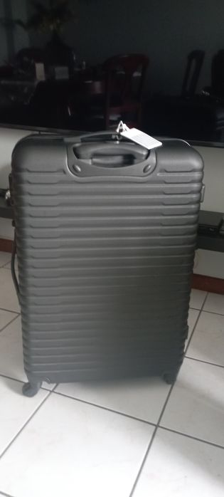Mala viagem grande ( usadas apenas uma vez) cada uma 35€ vendo separado, entrego em mão zona Gondomar,Porto