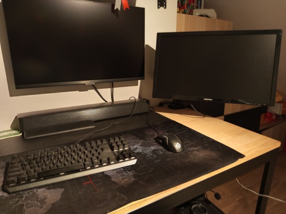 Komputer + słuchawki myszka klawiatura i podkładka