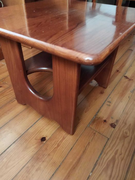 Mesa de centro em Madeira