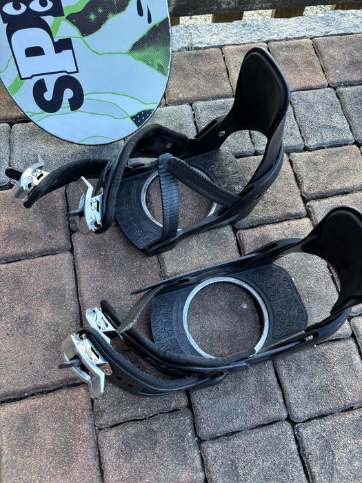 Snowboard firefly z wiązaniami