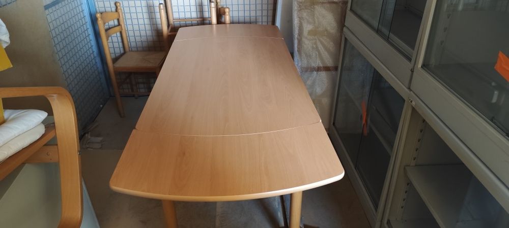 Maea de cozinha com quartro cadeiras