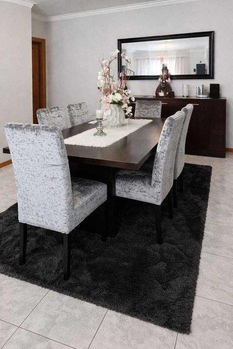 Conjunto de jantar com mesa, cadeiras, aparador e espelho