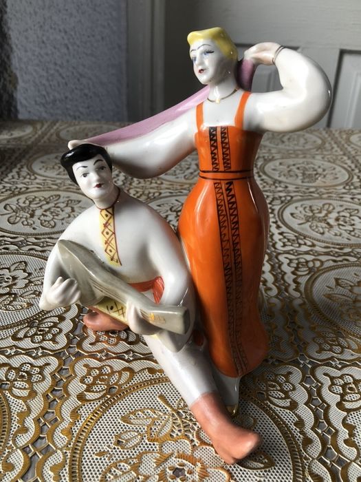 Фарфоровая статуэтка «Козак с девушкой»