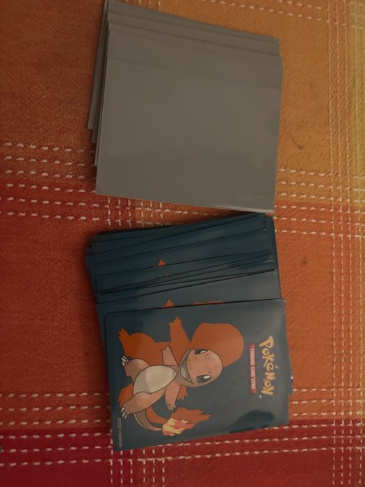 34 capinhas de protecao para cartas pokemon em perfeito estado