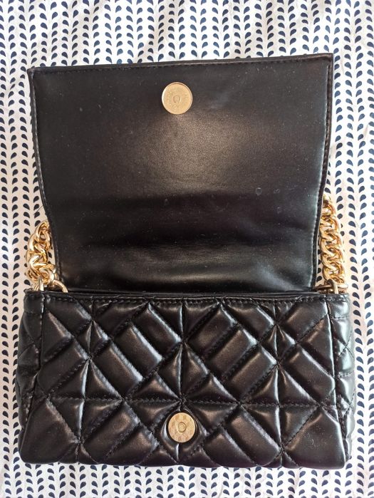 Clutch almofadada preta NOVA com alça dourada!