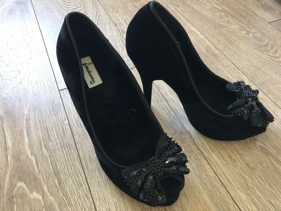 Czarne szpilki z kokardą Stradivarius