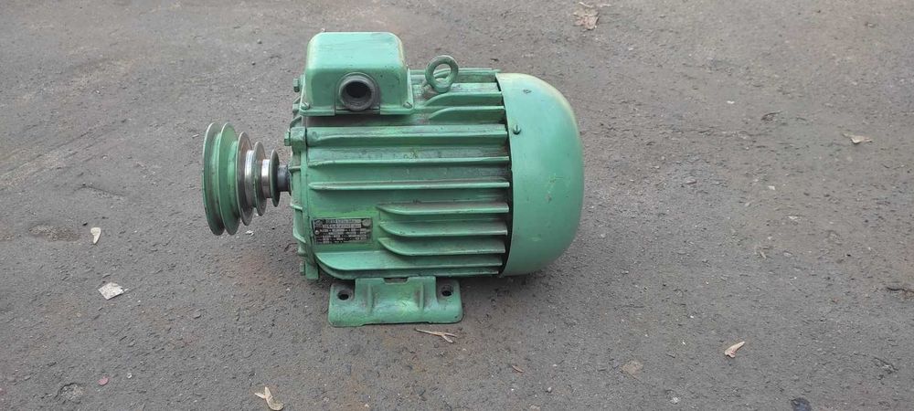 Silnik elektryczny 1.5 kw 900 obrotów 380 V z kołem pasowym 4 stopnie