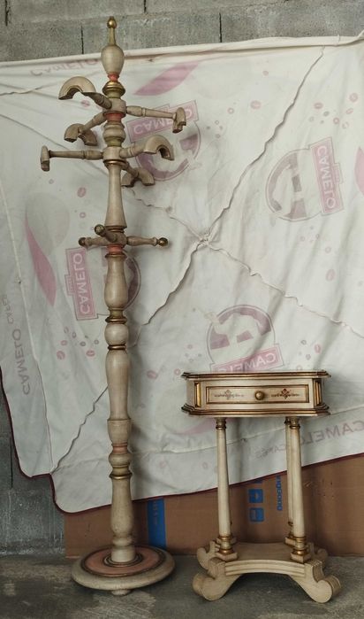 Conjunto de Bengaleiro de pé alto e mesa de apoio em madeira com detalhes dourados
