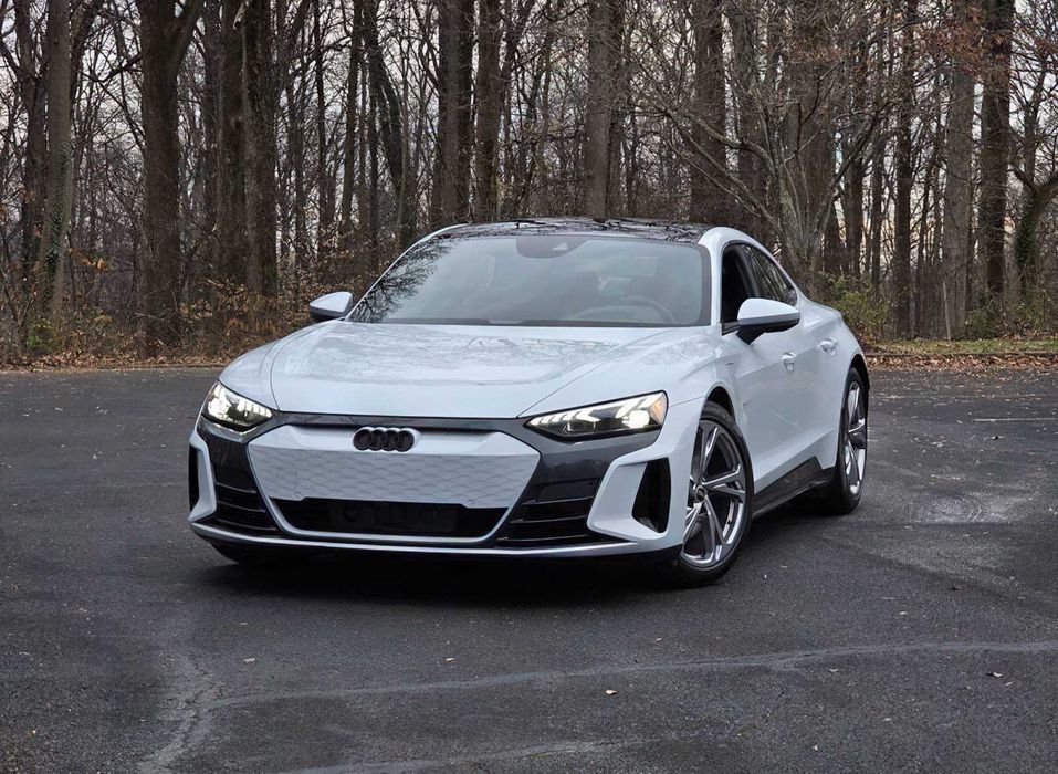 Audi e-tron      2023