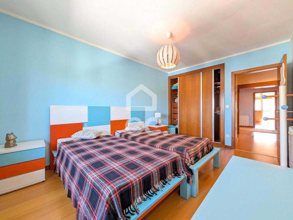 Camas de solteiro e mesas de cabeceira - ótimo para irmãos