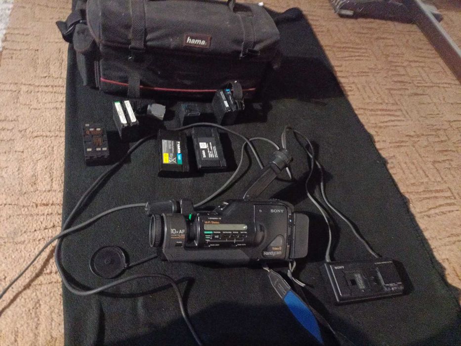 Sony Video 8 Handycam – CCD-F555D – komplet z torbą i akcesoriami
