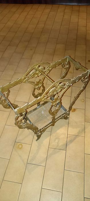 Chapeleiro antigo em ferro forjado em bom estado