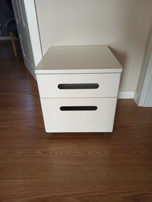 Szafka kontenerek z funkcją siedzenia