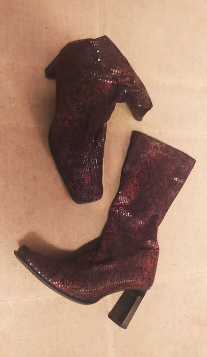 Bota tipo meia, padrão em pele cobra