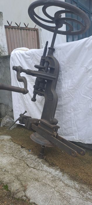 máquina de perfuração mecânica antiga