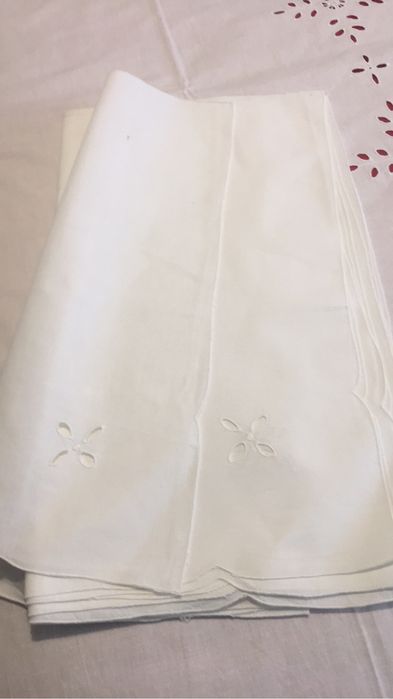 Linda toalha bordada com 12 guardanapos