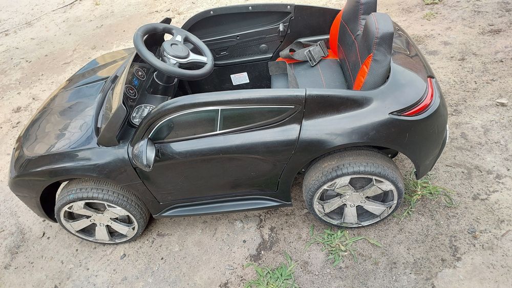 Дитячий електромобіль