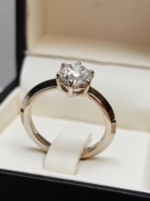 Złoty pierścionek 585 z brylantem 1,01 (certyfikat)wzór Tiffany