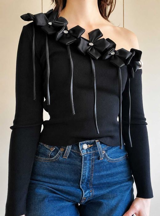 Blusa Sem Ombro Preta com Flores e Brilhantes (NOVO)
