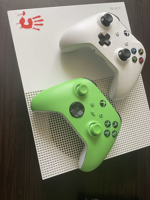 Xbox one s 1tb 2джойстика